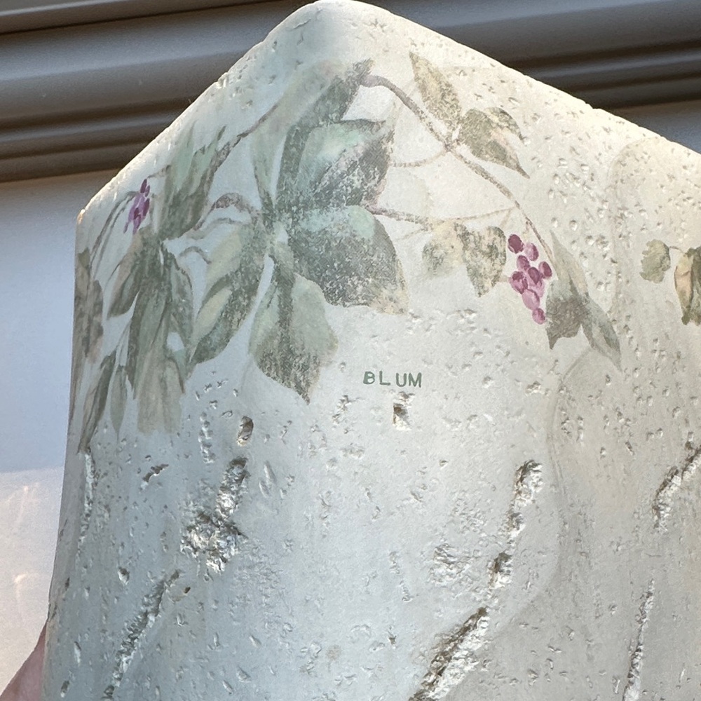 Floral Textured Tissue Cover - Picture 5 of 9